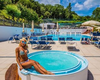 Hotel Capo Est - Gabicce Mare - Pool