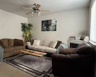 30+ Day Stay • Furnished 2br Townhome • Near Hospitals & Inl • The Tree House - Idaho Falls - Obývací pokoj