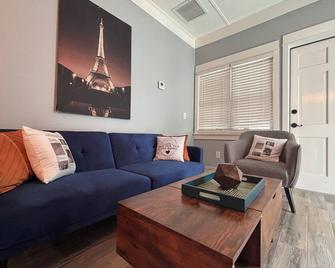 Quaint 1Br/Ba entire guest house in heart of Hist. Downtown Winter Garden - Winter Garden - Living room