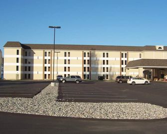 Mackinaw Beach and Bay Inn & Suites - Mackinaw City - Bâtiment