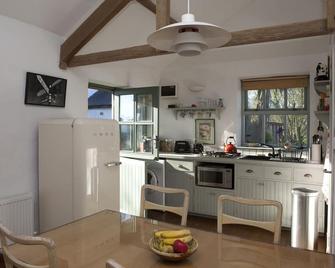 Charming old stables studio cottage - Clonakilty - Kitchen