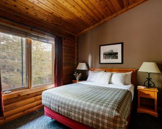 Miette Mountain Cabins - Pocahontas - Bedroom