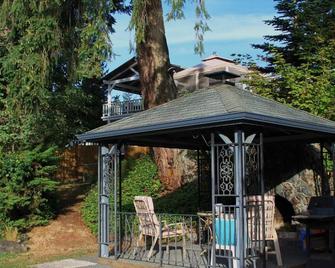 Linda's By The Lake - Maple Valley - Patio