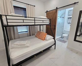 Charming Home in College Park close to golf + car - Orlando - Bedroom