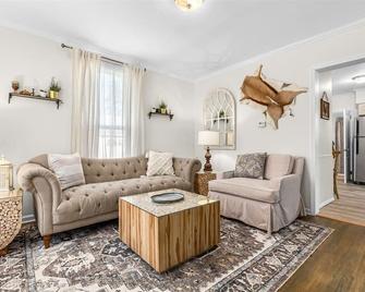 Updated Downtown Fenton 2 Bedroom Unit- Close To Lakes, Walk Downtown! - Fenton - Living room