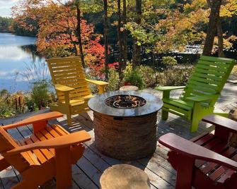 5 star cottage, private 62 acres, lakefront, hot tub, boat, sauna, pet-friendly - Shelburne - Патіо