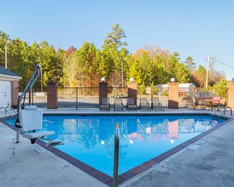 Red Roof Inn & Suites Scottsboro - Scottsboro - Bazén