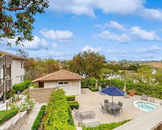 Condo w/ Great Amenities, Golfing, Resorts + Walk to Beach - Dana Point