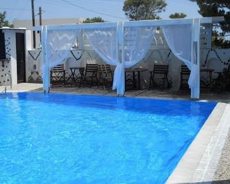 Sweet Heart Studios - Fira - Pool