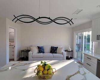 Cozy and private Tranquil Getaway - Simi Valley - Living room