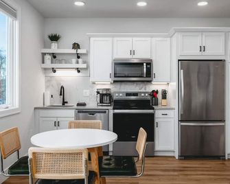 Downtown Traverse City Apartment near West Bay - Traverse City - Keittiö