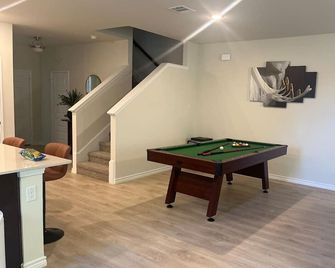 Luxurious 4 Bed Duplex Getaway! - Denton