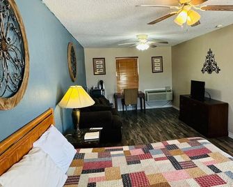 Four Horsemen Hotel - Pilot Point