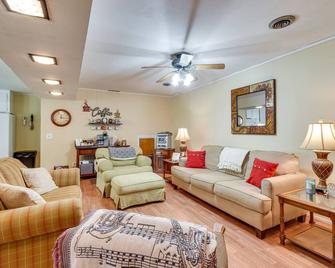 Seneca Abode w/ Furnished Deck 10 Mi to Clemson! - Seneca - Living room