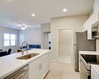 Pool Access, 1 Mi to Shops and Eats Crowley Rental - Crowley - Cocina