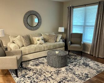 The is no place like home……. Except here! Magical 3 bedroom family friendly home - Ottawa - Sala de estar