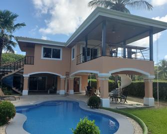 Beachfront 3BR Home W/Private Pool on Playa Hermosa 3 miles south of Jaco - Playa Hermosa - Piscina