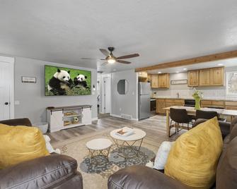 Cozy, newly-remodeled, pet and kid friendly entire home! - American Fork - Вітальня