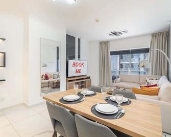 Chic Apartment in Marina Sleeps 4 with Canal Views - Garhoud - Dining room