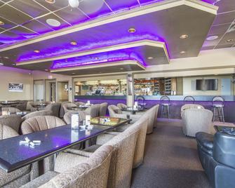 Quality Inn & Suites - High Level - Bar