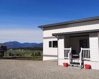 Mountain And Valley View Suite - Creston - Building