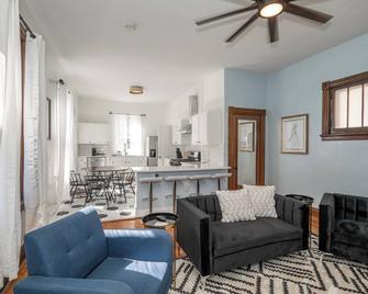 The Historic John H Dickman House - Covington - Living room