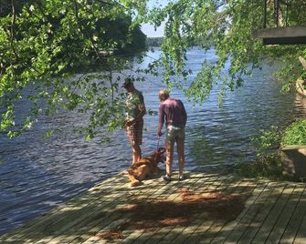 Cute, pet-friendly, house with hot tub overlooking the lake in Menomonie, WI. - Menomonie