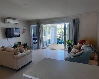 Walking Distance To Cafes And Restaurants - Mangawhai - Living room