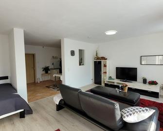 Ferienwohnung Gartenblick mit Terrasse - Bad Abbach - Wohnzimmer