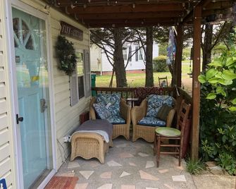 Charming 1-bedroom cottage with WiFi, AC in quaint Pilot Mountain. - Pilot Mountain - Patio