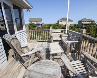 Semi-Oceanfront, Secluded Beach Cottage, - Duck - Balcón
