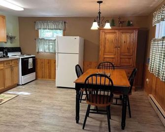Cozy 2-bedroom cottage on Stanley Lake 2.5 miles from Ski Brule. - Iron River - Comedor