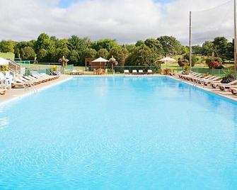 Spacious 2 Bedroom Deluxe Timber Suites at Christmas Mountain - Wisconsin Dells - Pool