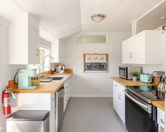 Vineyard Cottage • Hot Tub • Bottle of Wine & Wine Tasting Included - Kenwood - Kitchen