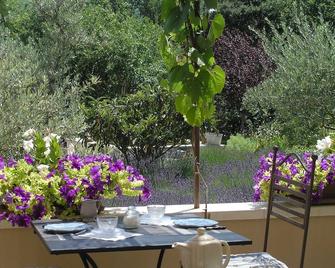 Bed & Breakfast in a Farmhouse - LacosteCharming Bed & Breakfast - Lacoste - Patio