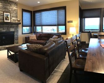 Powder Peaks - Luxurious Ski-in Ski-out Standalone Home / Chalet on Feathertop - Big White - Sala de estar