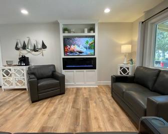 (Sleeps 7) 3 Bedroom/2 Bath Bring Your Boat/Waverunners-Lots Of Parking Space - Freeport - Sala de estar