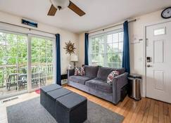 Gorgeous Waterfront Condo with Lake Access & Views - Tilton - Phòng khách