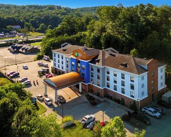 Holiday Inn Express & Suites Charleston Nw - Cross Lanes - Cross Lanes - Building