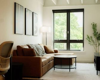 Above The Roots | Classy 1bd Escape - Washington - Wohnzimmer