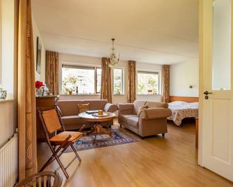 Comfy holiday home in Hoorn with French balcony - Hoorn - Living room