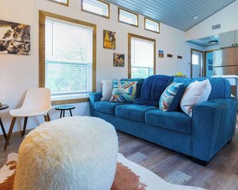 Shady Grove Tranquil Hill Country Cabin for 8 Near Pedernales Falls - Johnson City - Living room