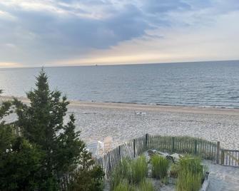 Stunning direct waterfront beach house! - Fairfield - Beach
