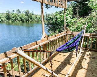 Get off-grid at lakefront Cabin at Sawmill Branch - Clanton - Balkón