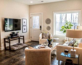Suite at Gathering Barn - luxury in the mountains, by Buffalo Mountain Getaway - Meadows of Dan - Sala de estar