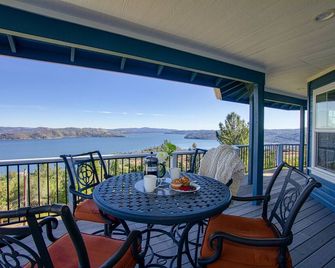 The Lakehouse. Spectacular Lake & Moutain Views, Pool, private marina & dock. - Kelseyville - Balcony