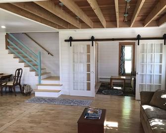 Charming Historic Mackinaw City Cottage - Mackinaw City - Living room