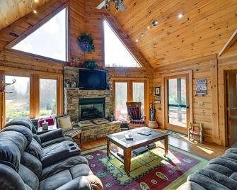 Rustic Fancy Gap Cabin with Blue Ridge Parkway Views - Fancy Gap - Living room