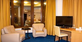 Hotel Airport Tirana - Tiran - Oturma odası