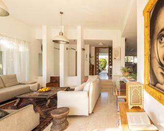 Caesarea Sea-Side Exquisite Retreat with Mamad by Sea N' Rent - Caesarea - Living room